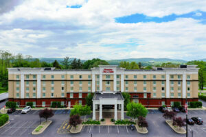 Photo of front of Hampton Inn & Suites building