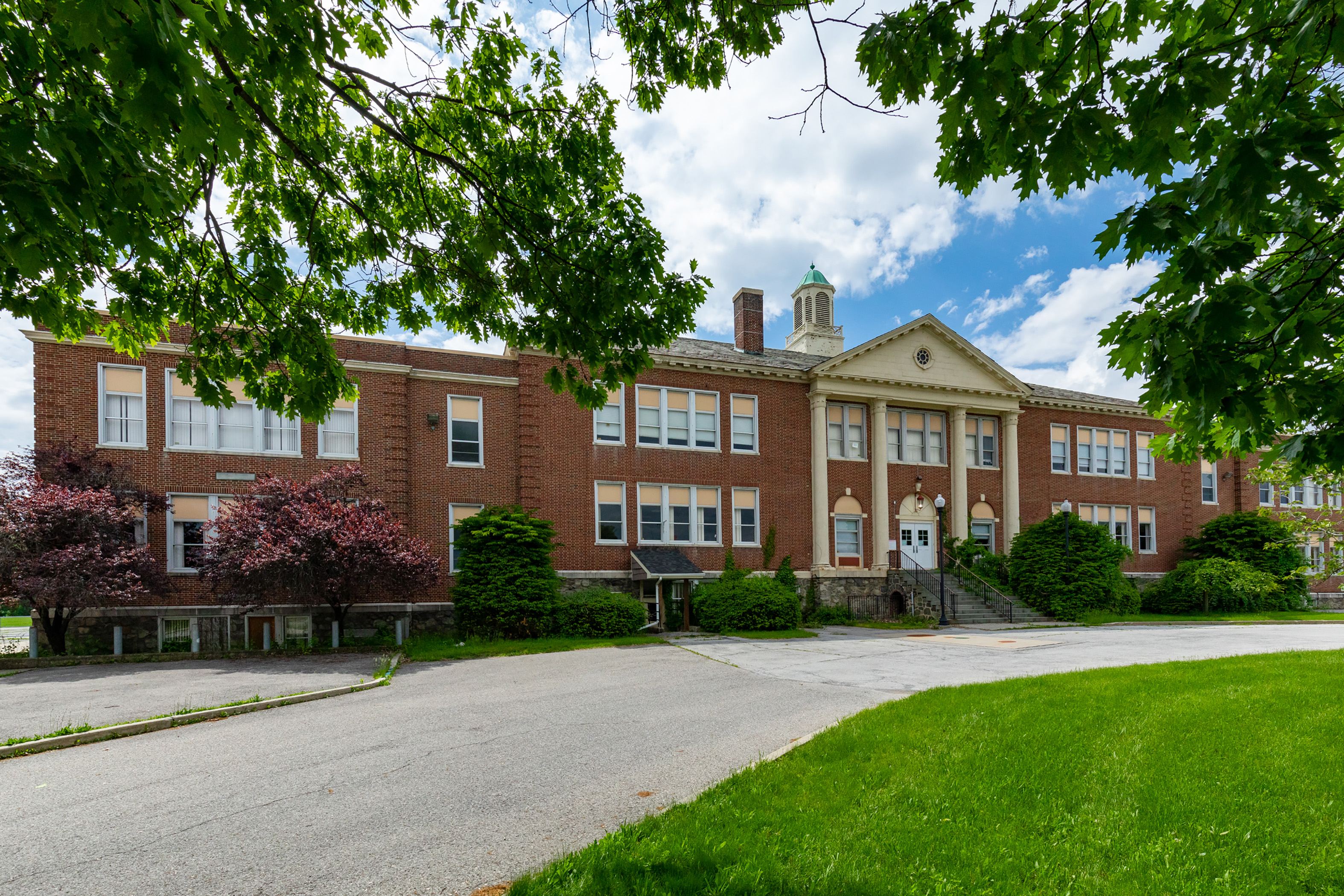 Photo of front of Raymond Ave School building